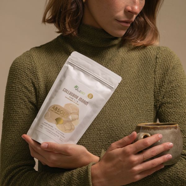 Jeune femme tenant un sachet de Collagène Absolu