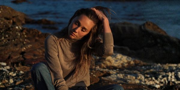 jeune femme regardant le sol