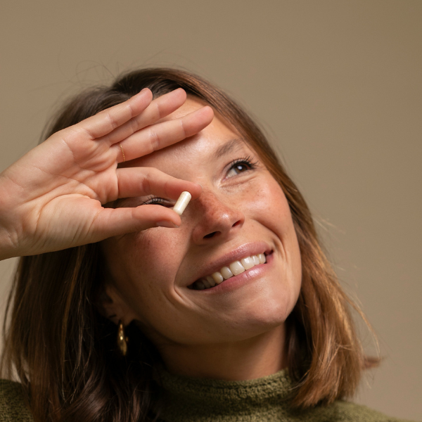 Jeune femme tenant une gélule