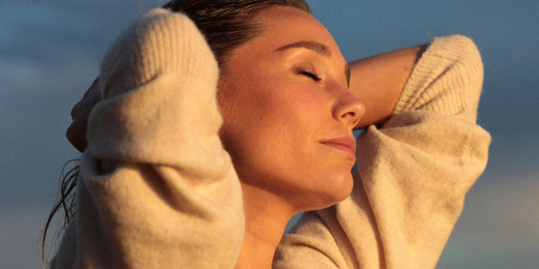 jeune femme prenant le soleil