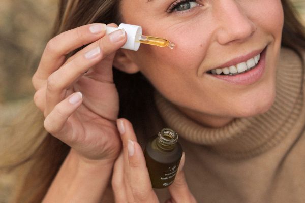 Peau éclatante et hydratée grâce aux compléments beauté