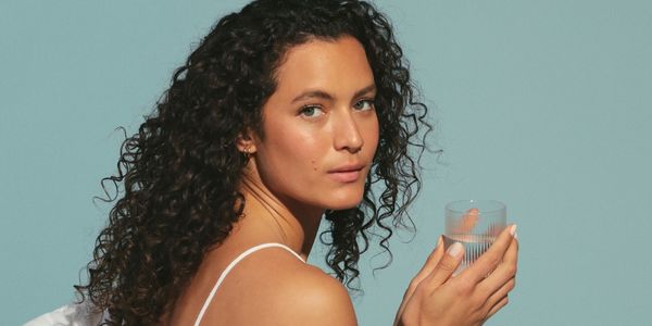 jeune femme regardant dans notre direction