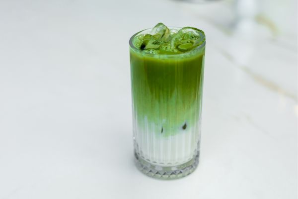 Poudres végétales bio à mélanger dans smoothies et boissons