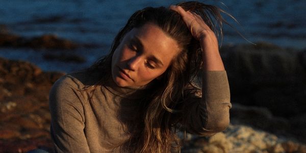 jeune femme regardant le sol